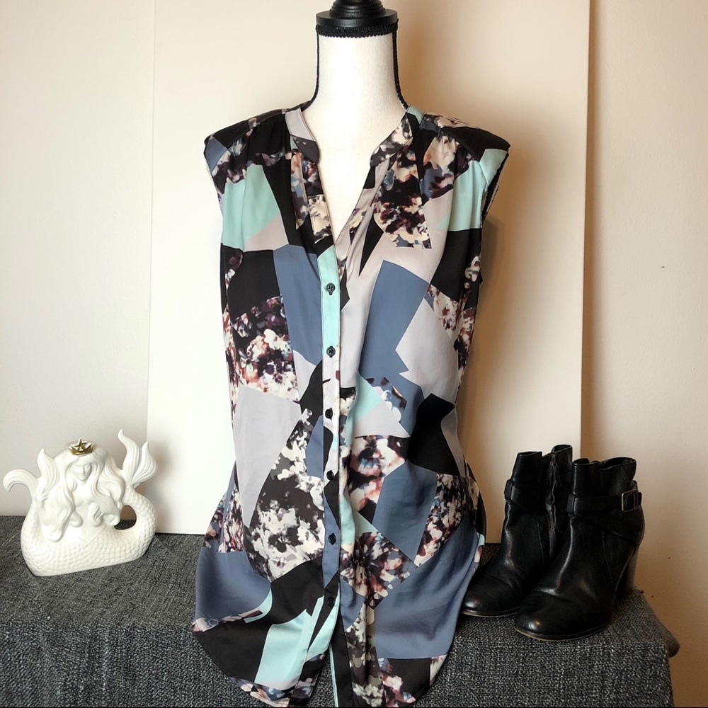 Trouve Sleeveless Button Front Blouse Geo Pattern